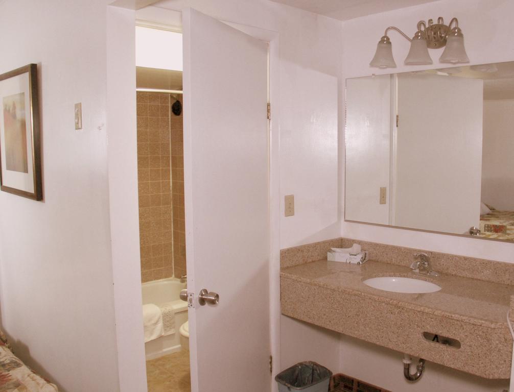 Executive Inn & Suites Lakeview Room photo