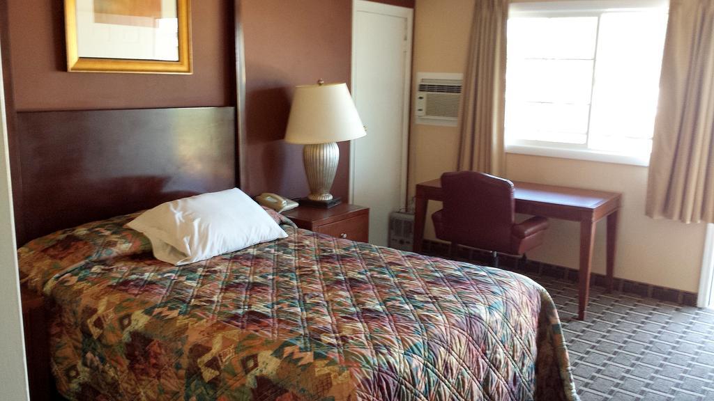 Executive Inn & Suites Lakeview Room photo